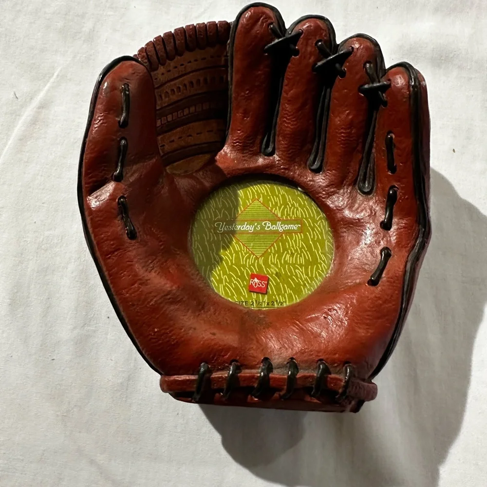 Russ “Yesterday’s Ballgame” Ceramic Baseball Glove Picture frame SZ 6”X5” 2.5”